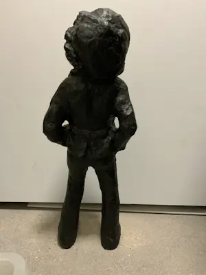 Truus Coumans - Staand beeld van jongetje kopen? Bied vanaf 50!