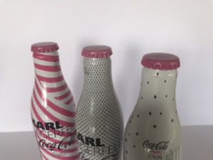 Karl Lagerfeld - 3 Flesjes van blik , Coca Cola – 2011 – Limited edition kopen? Bied vanaf 1!