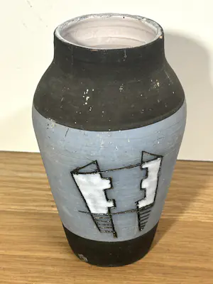 Frans Tuinstra - Vaasje met figuratief abstract figuur 1957 kopen? Bied vanaf 70!