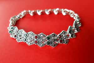 Armband - Robijnen, smaragden, diamanten - imitatie verkocht voor € 1!