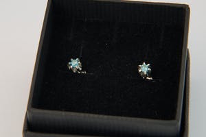 2505- Exclusieve set 18 krt witgouden oorstekers - ca. 0.15 ct BLAUW diamant kopen? Bied vanaf 110!