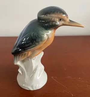 AcheterNiet of onleesbaar gesigneerd - Wagner & Apel - Porseleinen figuur van een ijsvogel? Enchérissez de 10!