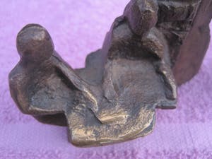 Brons (Onbekend) - Zittend naast de poort. kopen? Bied vanaf 35!