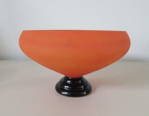 Niet of onleesbaar gesigneerd - Art deco oranje gesatineerde glazen schaal op voet kopen? Bied vanaf 1!