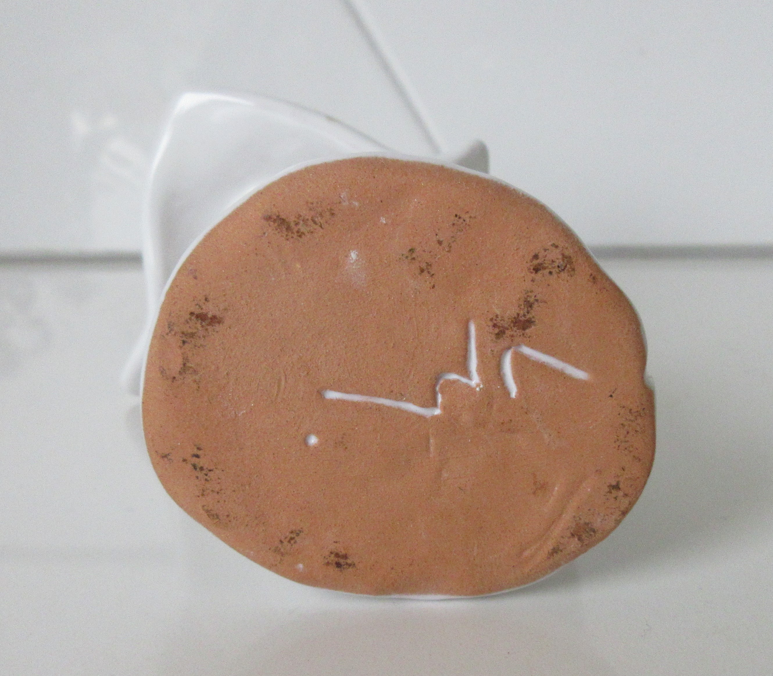 Niet of onleesbaar gesigneerd - Wit geglazuurd aardewerk plastiekje van een nonnetje kopen? Bied vanaf 1!