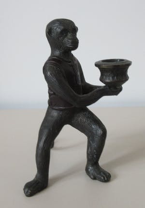 Curiosa - Bronzen gepolychromeerde apen met een kandelaar kopen? Bied vanaf 1!