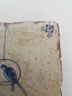 Niet of onleesbaar gesigneerd - Antieke zeldzame vroeg-18e eeuwse tegel met vogel kopen? Bied vanaf 1!