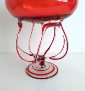 Niet of onleesbaar gesigneerd - Italiaans glas, schaal met fantasiepoot, in sprankelend rood kopen? Bied vanaf 1!