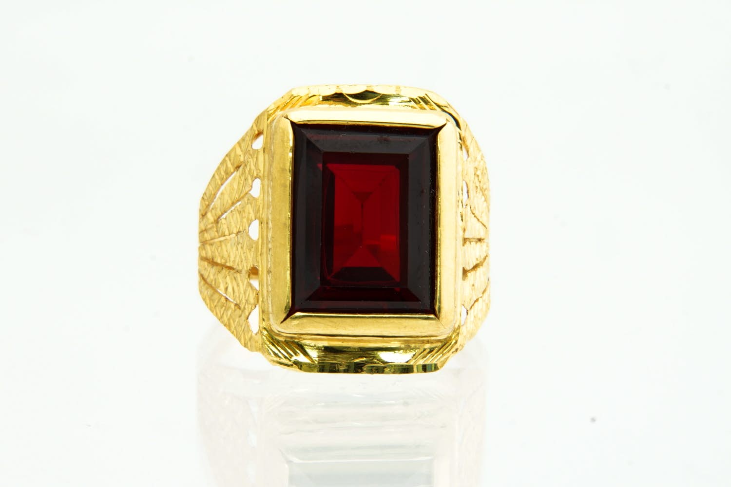 61- Grote hoog gehalte 22krt geel gouden ring met gefacetteerde rode steen kopen? Bied vanaf 280!