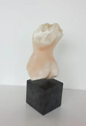 Angelo Moyano - Sculptuur van natuursteen / albast op sokkel, Vrouwentorso kopen? Bied vanaf 400!