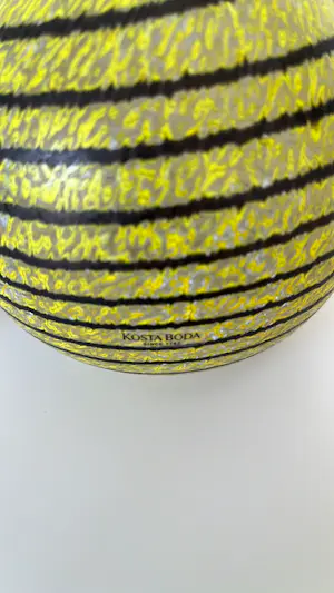 Kosta Boda - 2 geel zwarte vazen kopen? Bied vanaf 195!