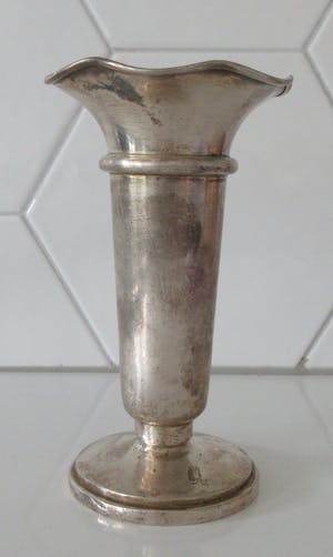 Niet of onleesbaar gesigneerd - Hotel zilveren Anemonen vaasje van Hollandia Plate uit Hilversum kopen? Bied vanaf 1!