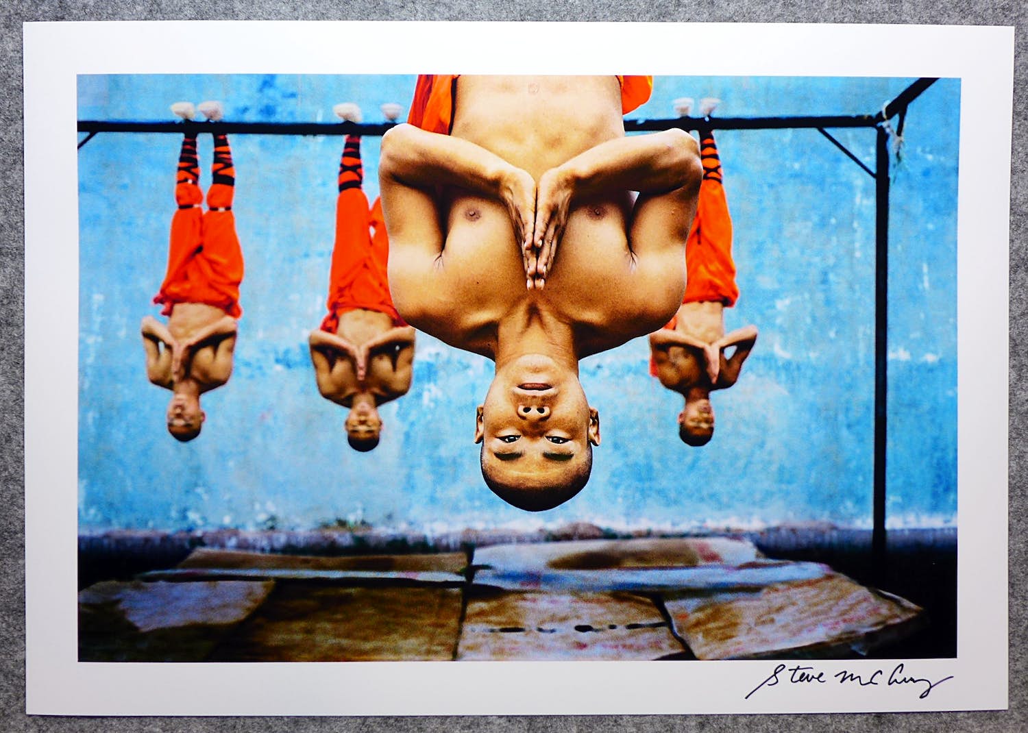Steve McCurry - Autogramm auf Fotografie Shaolin Monks China verkocht voor € 49!