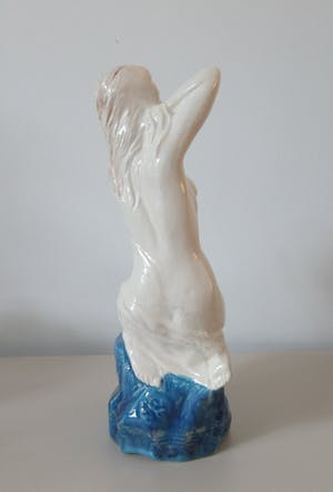 Niet of onleesbaar gesigneerd - Aardewerk beeld van naakte vrouw op blauwe rots kopen? Bied vanaf 1!