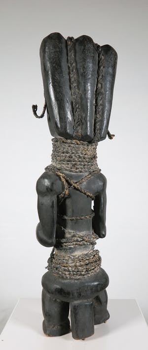 Fang - Houten gestoken voorouderbeeld omwonden met touw kopen? Bied vanaf 1!