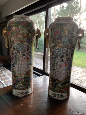 Niet of onleesbaar gesigneerd - Famille Rose Kantonese handgeschilderde set vazen Geisha kopen? Bied vanaf 1!