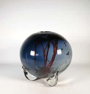 Bernard Heesen - Glas, Staalblauwen vaas met roodbruine glasslierten verkocht voor € 400!