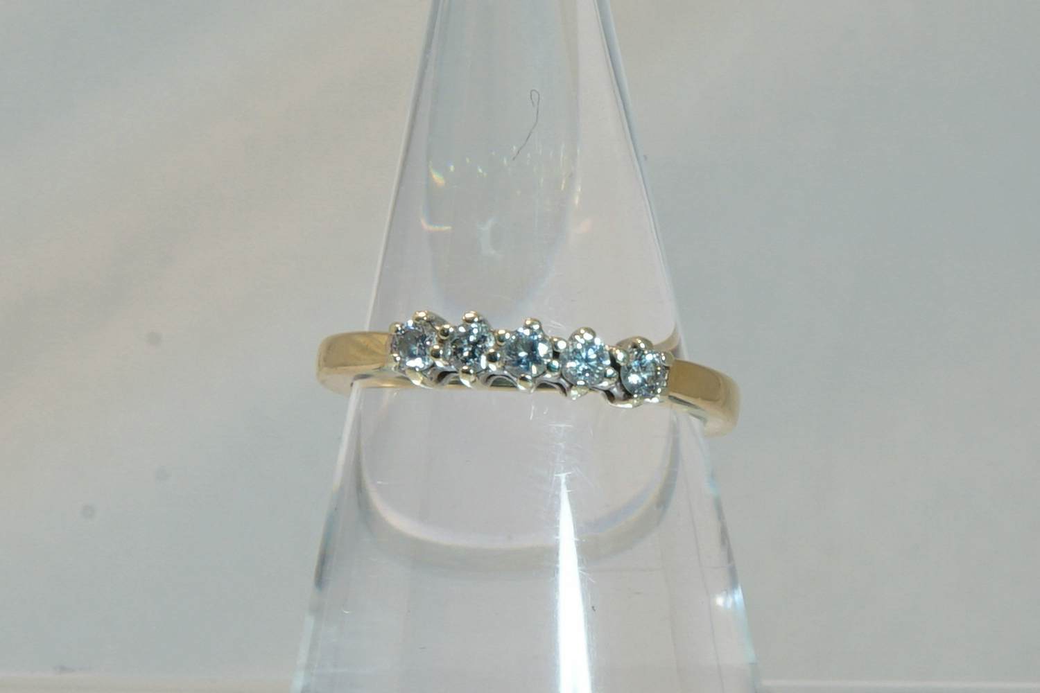 37 - Beneden wettelijk bicolor goud gehalte diamanten rijring met ca 0.25 crt verkocht voor € 180!