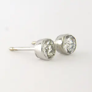 BWG witte solitair oorknoppen bezet met Bolsjewiek geslepen diamant tot. 1.10ct kopen? Bied vanaf 1000!