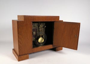 Nieuwe Kunst - Hout en metaal, Art Deco klok kopen? Bied vanaf 80!