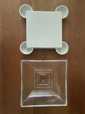 Borek Sipek - Handgemaakte stolp van Boheems kristal met witte porseleinen presenteerschaal kopen? Bied vanaf 135!