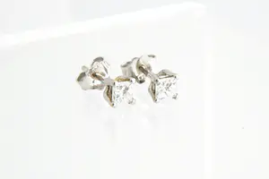 166- Excl. set 14 krt gouden oorstekers met ca 0.80ct Princess geslepen diamant. kopen? Bied vanaf 410!
