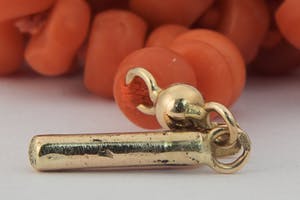 1199 - Antiek 14 karaats geel-gouden slot met oudhollands geslepen Bloedkoraal kopen? Bied vanaf 150!