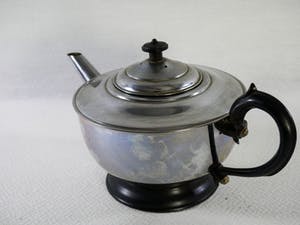 Niet of onleesbaar gesigneerd - Chroom metalen theepot met keramische voering kopen? Bied vanaf 1!
