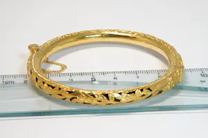 29 - Gedeeltelijk 20 karaats geelgouden ajour bewerkt armband met kunststof kern kopen? Bied vanaf 750!
