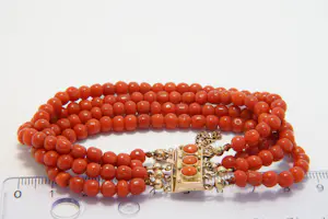 80 - Gedeeltelijk 14 karaats roségouden met 4 rijen bloedkoralen armband kopen? Bied vanaf 240!