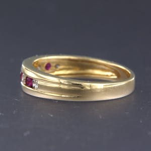 18K Goud - geelgouden ring bezet met diamant en robijn - ringmaat 16.5 (52) kopen? Bied vanaf 280!