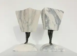 Hans Rikken - Pendant: Set van twee sculpturen uit marmer en brons, Man + Vrouw + 2 boeken kaufen? Bieten Sie von 150!