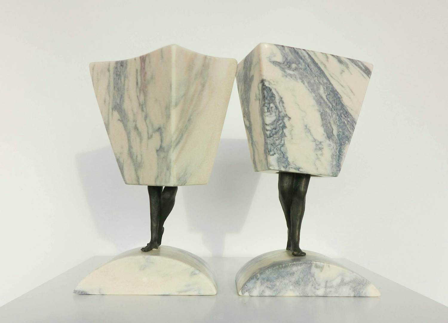 Hans Rikken - Set van twee sculpturen uit marmer en brons, Man + Vrouw + 2 boeken kopen? Bied vanaf 400!