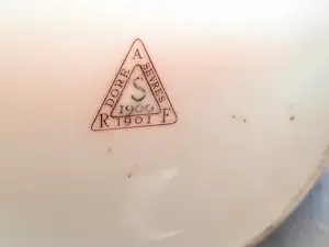 Sevres - Porzellan Vase original Sevres von 1900 mittelblau mit goldenem Blätter-Dekor kopen? Bied vanaf 290!