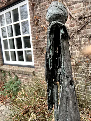 Renee van Leusden - bijzonder figuurlijk beeld uitgevoerd in brons kopen? Bied vanaf 800!