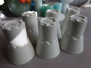 Frans Ottink - 6 witte porselein bekers allen verschillend en in nieuwstaat kopen? Bied vanaf 60!