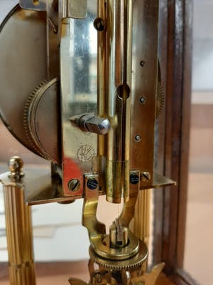 Niet of onleesbaar gesigneerd - Klok, Pendule in houten kast met glazen ruitjes kopen? Bied vanaf 1!