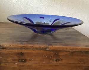 Niet of onleesbaar gesigneerd - Zware blauwe schaal, glas verkocht voor € 1!