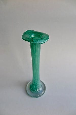 Niet of onleesbaar gesigneerd - Vaasje - Scandinavisch design - Lelievormige kelk - groen, wit, transparant glas kopen? Bied vanaf 1!