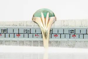 71- Vintage14Krt gouden ring met ovalen cabuchon geslepen groene steen kopen? Bied vanaf 270!