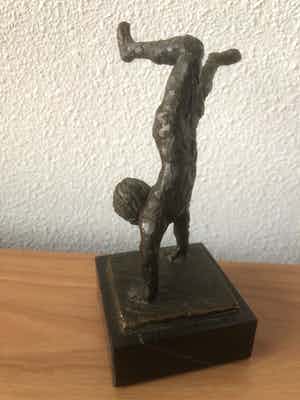 Brons (Onbekend) - Prachtig beeldje - Kind dat handstand doet verkocht voor € 35!