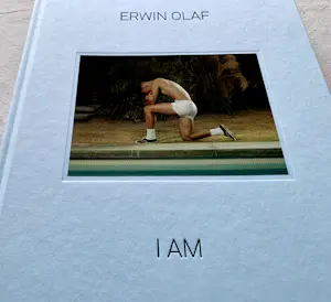 Erwin Olaf - I Am - gesigneerd exemplaar; Nederlandse versie kopen? Bied vanaf 80!
