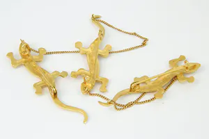 Opvallende geel-gouden 20 Krt Indonesië zg. Kabaja speld met salamanders kopen? Bied vanaf 980!