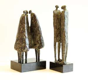 Tjikkie Kreuger - Bronzen beelden: groepje mannen en groepje vrouwen, 1992-1994 verkocht voor € 850!