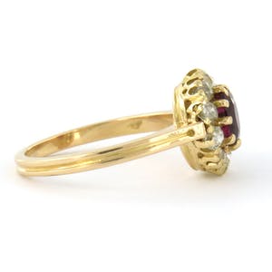 18k gouden entourage ring bezet met robijn en Bolsjewiek geslepen diamant kopen? Bied vanaf 400!