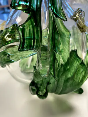 Ciel van Dooren - Studio de Oude Horn / Fraaie grote glazen schenkkan met bladmotief kopen? Bied vanaf 150!