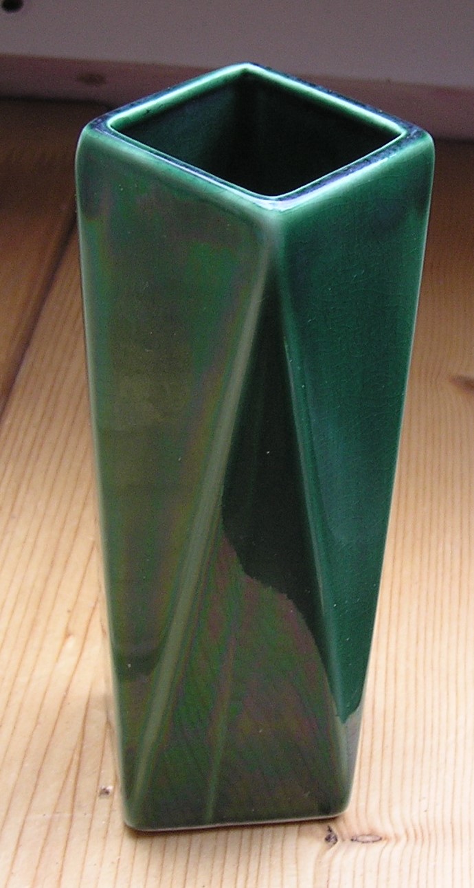 Niet of onleesbaar gesigneerd - Dartmouth Pottery groene metallic vierkant aardewerk vaasje kopen? Bied vanaf 1!