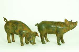 Pierre Chenet - Twee bronzen biggetjes verkocht voor € 319!
