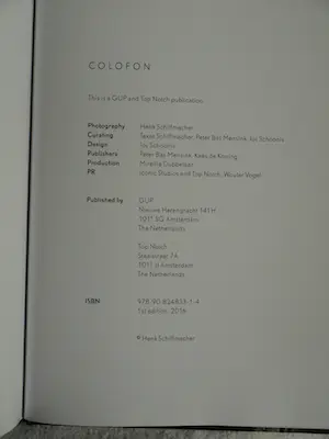 Henk Schiffmacher - Grote gesigneerde foto op dibond “Maskers” + gesigneerd boek – 60 x 90 cm kopen? Bied vanaf 250!