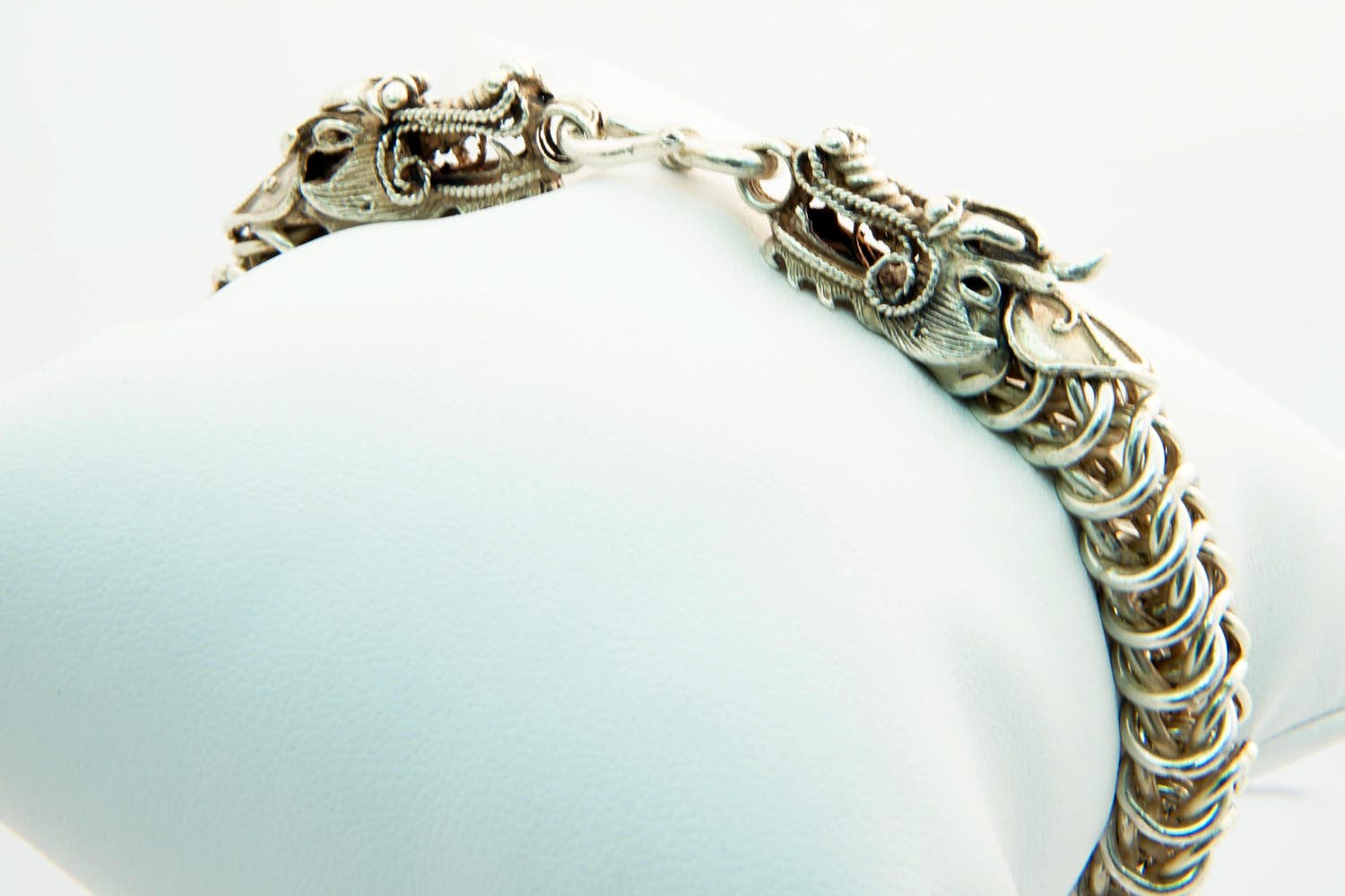 74 - Zware en aparte 2e gehalte zilveren dragon of draken armband kopen? Bied vanaf 90!